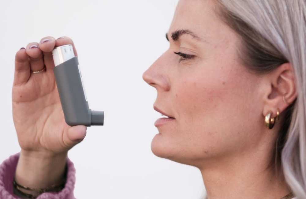 A clean clinical vector illustration mapping out chronic respiratory conditions including asthma and COPD symptoms