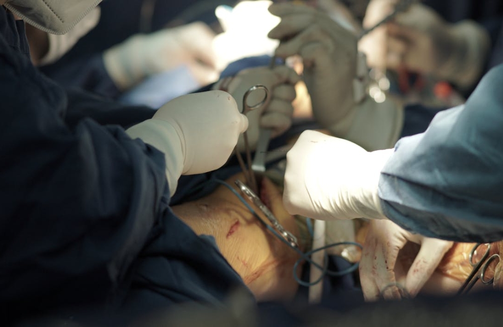 Sterile orthopedic surgical bone plates and matching fixation screws laid out neatly on a medical tray background